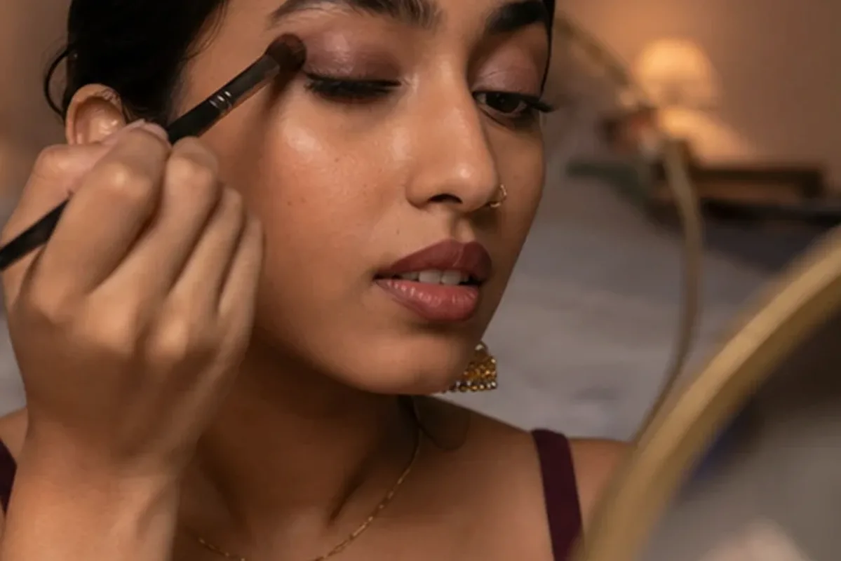 Authentischer Wohlfühlmoment passend zum Beauty-Thema Bronzer für ölige Haut