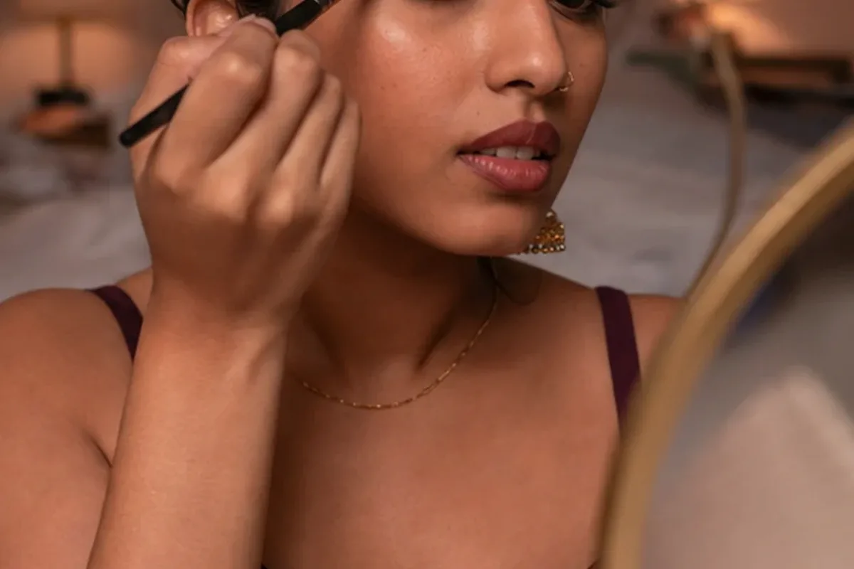Emotionaler und authentischer Anwendungsmoment rund um Lip Tint für trockene Haut