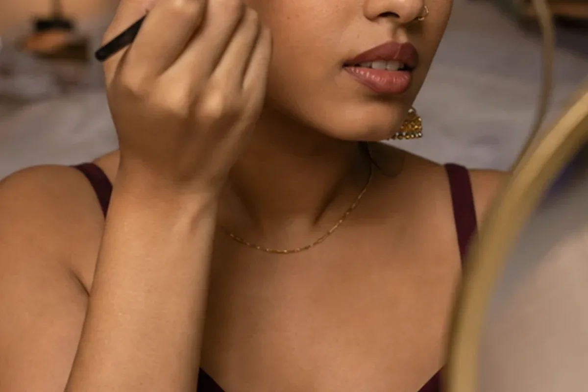 Authentischer Wohlfühlmoment passend zum Beauty-Thema Lidschatten für langen Halt