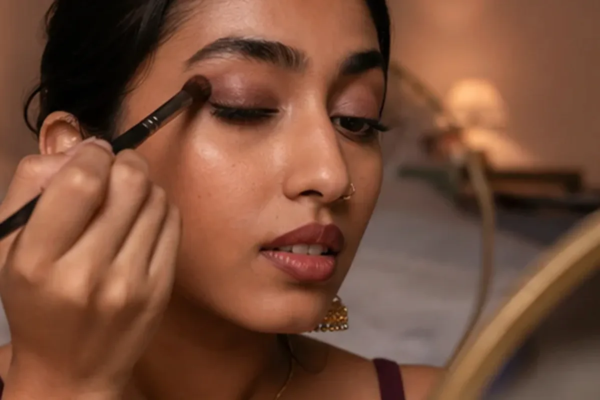 Authentische Beauty-Routine passend zum Thema Highlighter bei großen Poren