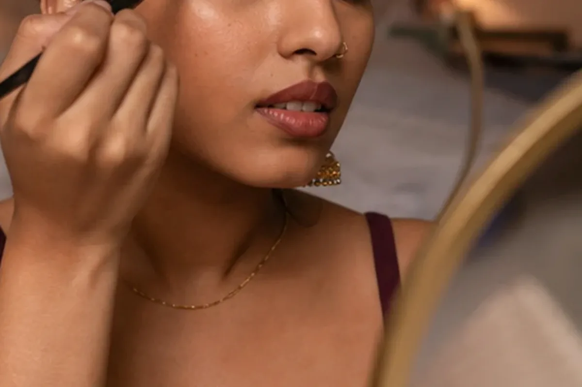 Authentische Beauty-Routine passend zum Thema Highlighter bei großen Poren