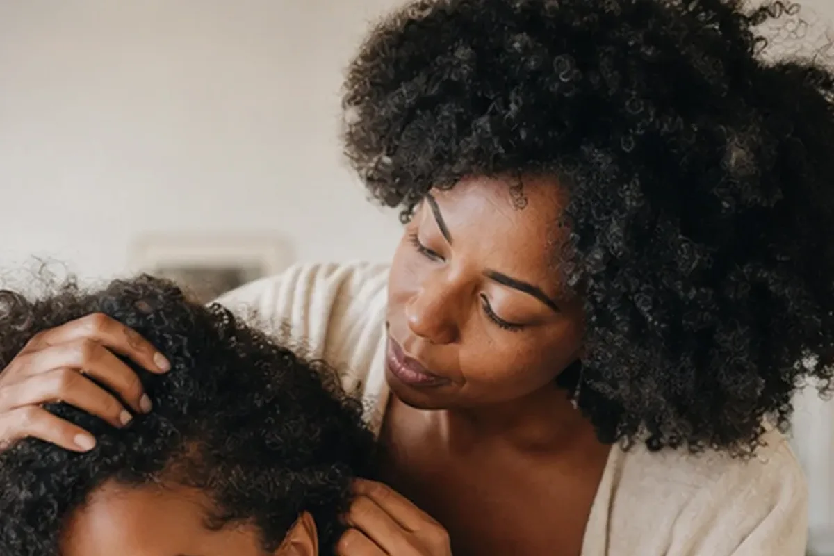 Authentischer Wohlfühlmoment passend zum Beauty-Thema Volumenspray für feines Haar