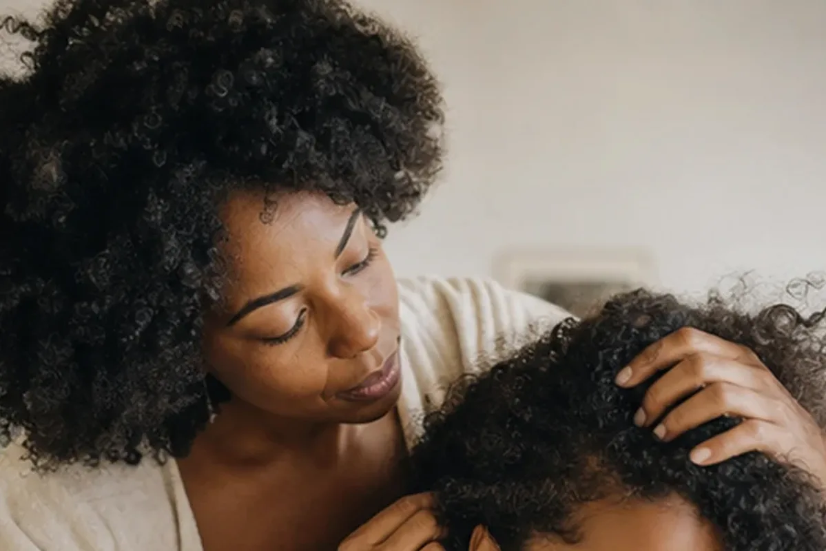 Hochwertige Beauty-Inszenierung zu Auswahlkriterien für Volumenspray für feines Haar