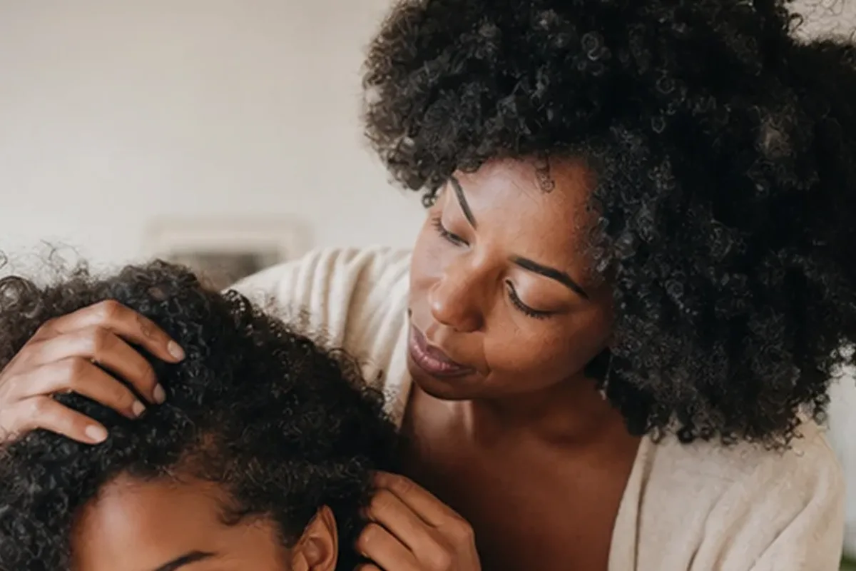 Authentischer Wohlfühlmoment passend zum Beauty-Thema Lockengel für trockenes Haar