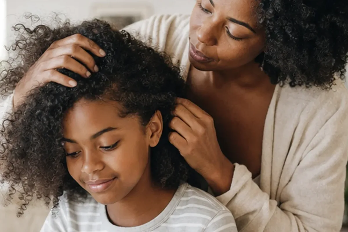 Redaktionelle Detailaufnahme zur Orientierung bei Silbershampoo für lockiges Haar