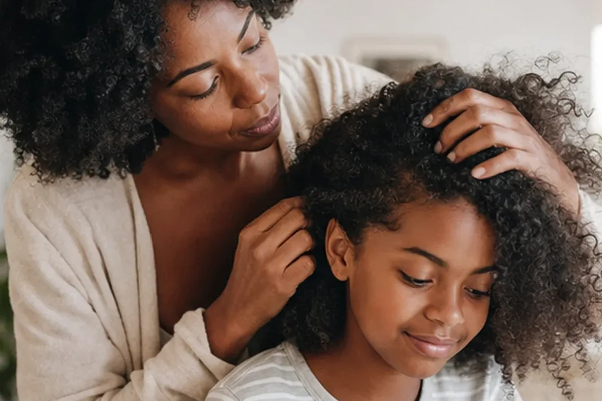 Authentischer Wohlfühlmoment passend zum Beauty-Thema Lockengel für feines Haar