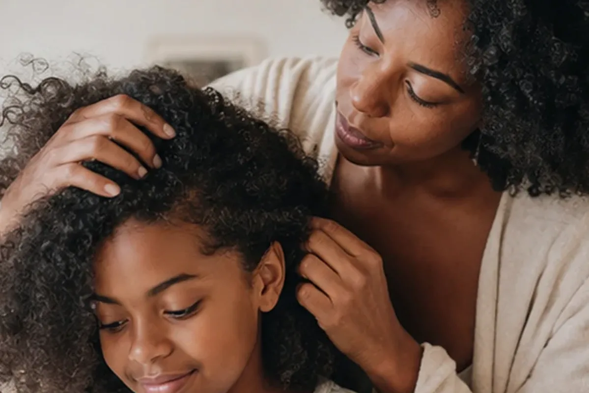 Hochwertige Beauty-Inszenierung zu Auswahlkriterien für Haarmaske bei Frizz