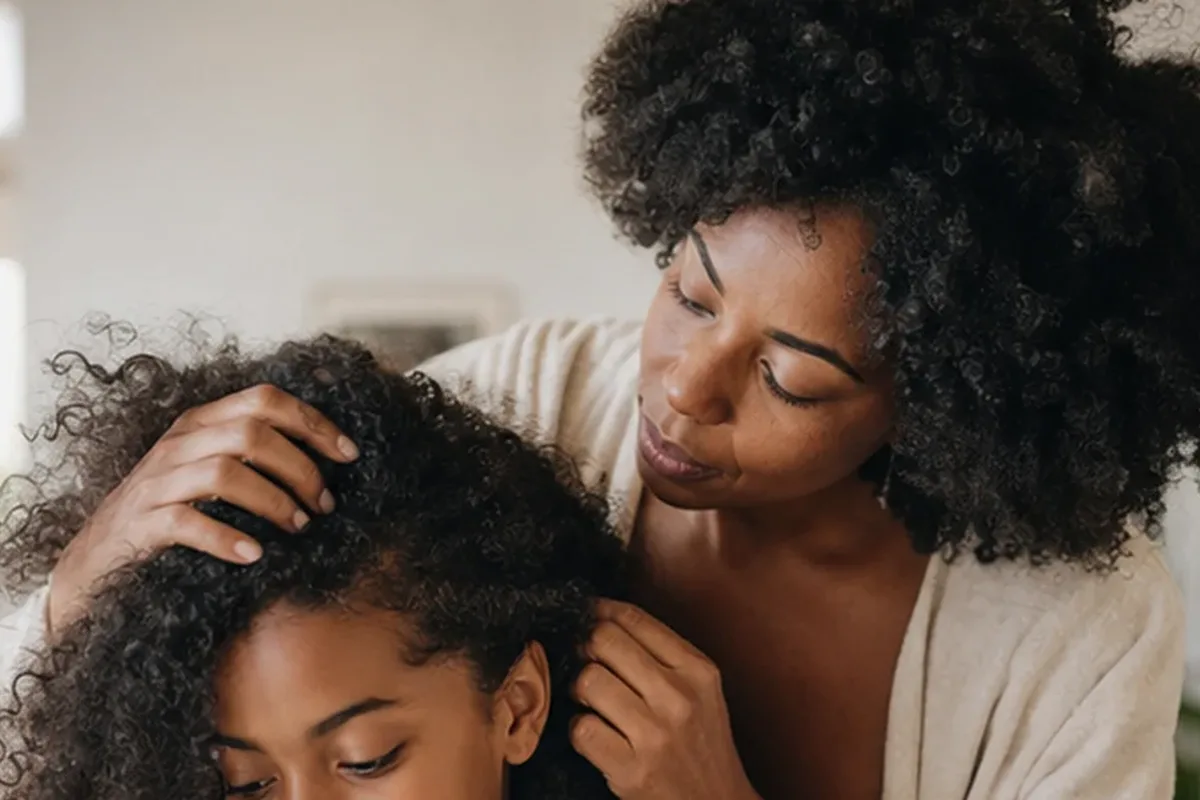 Emotionaler und authentischer Anwendungsmoment rund um Haarmaske bei Frizz