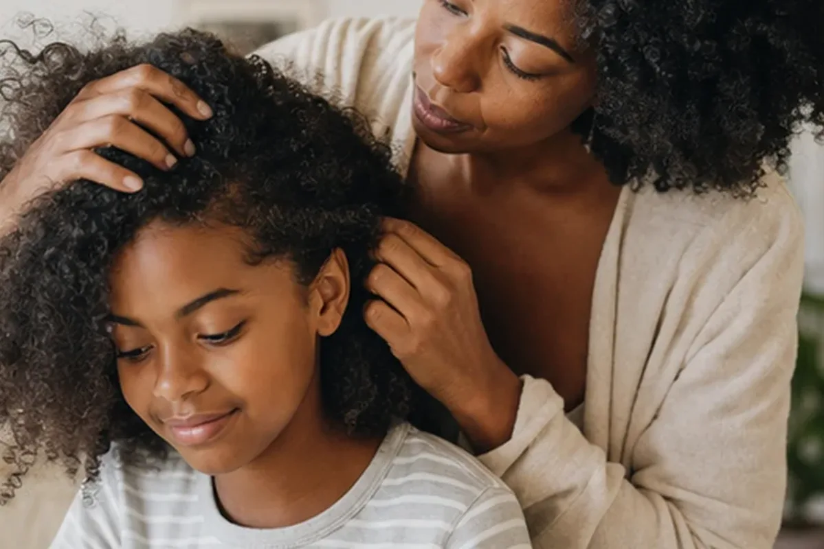 Authentischer Wohlfühlmoment passend zum Beauty-Thema Haaröl für trockenes Haar