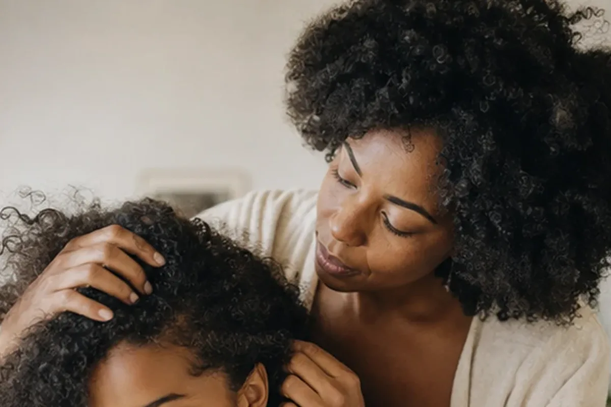 Authentischer Wohlfühlmoment passend zum Beauty-Thema Haarbürste für empfindliche Kopfhaut