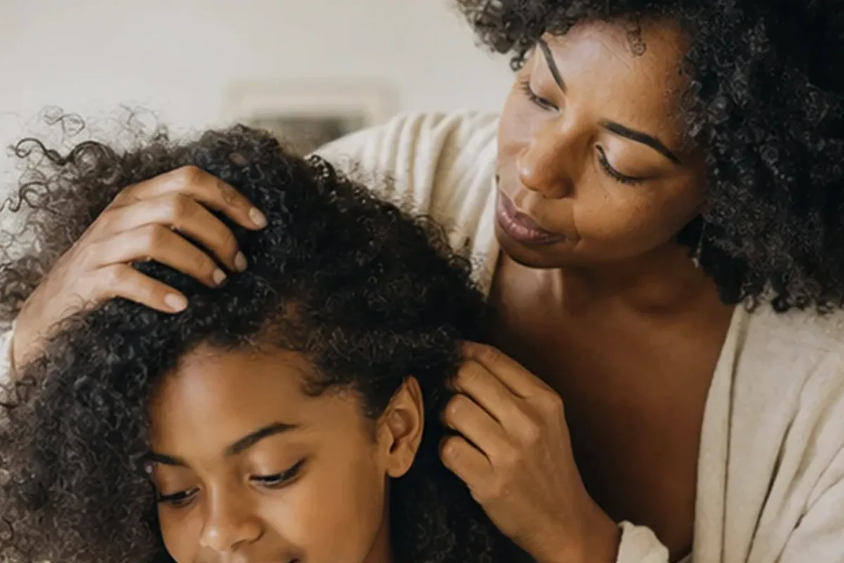 Authentische Beauty-Routine passend zum Thema Mildes Shampoo bei Frizz