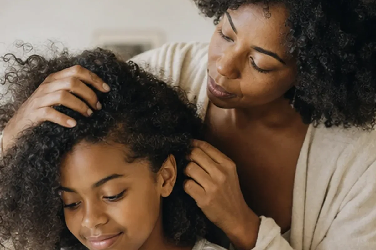 Redaktioneller Beauty-Moment zur Ausgangslage bei Trockenshampoo für lockiges Haar