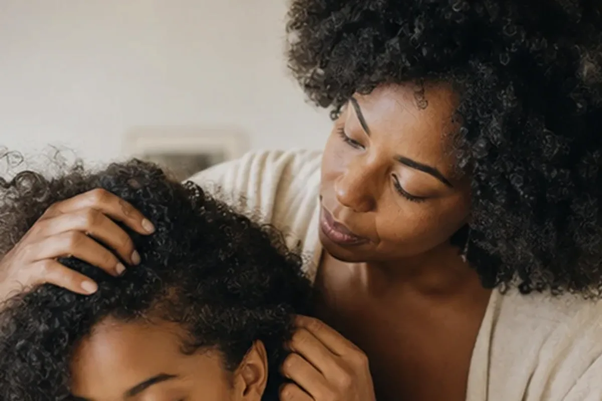 Hochwertige Beauty-Inszenierung zu Auswahlkriterien für Hitzeschutz für trockenes Haar