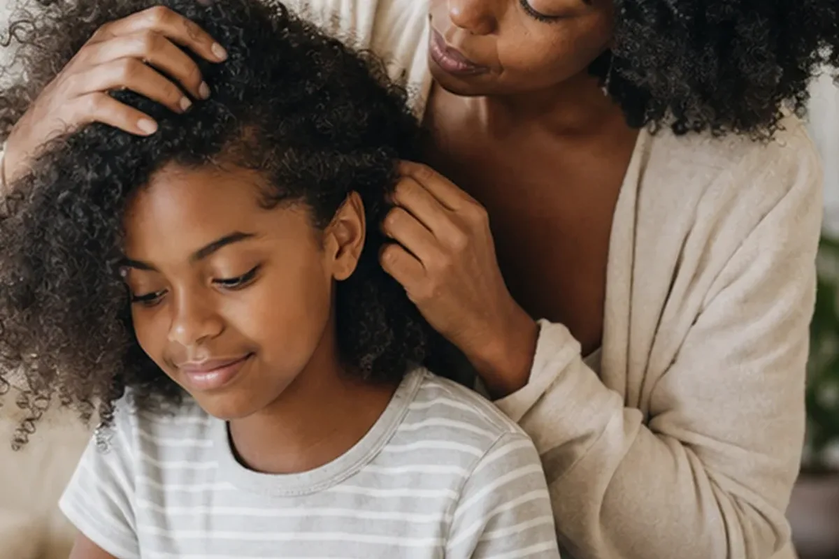 Authentischer Wohlfühlmoment passend zum Beauty-Thema Leave-in-Pflege bei fettigem Ansatz