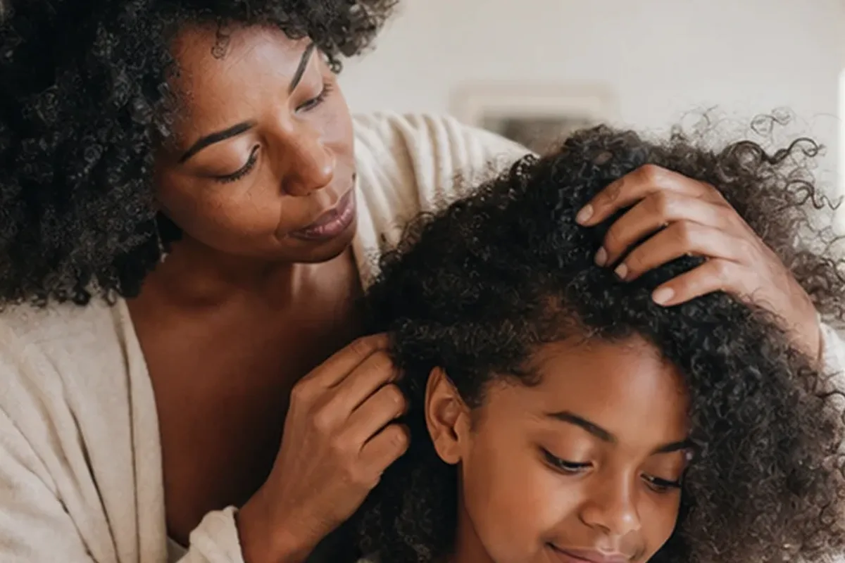 Redaktioneller Beauty-Moment zur Ausgangslage bei Trockenshampoo für lockiges Haar