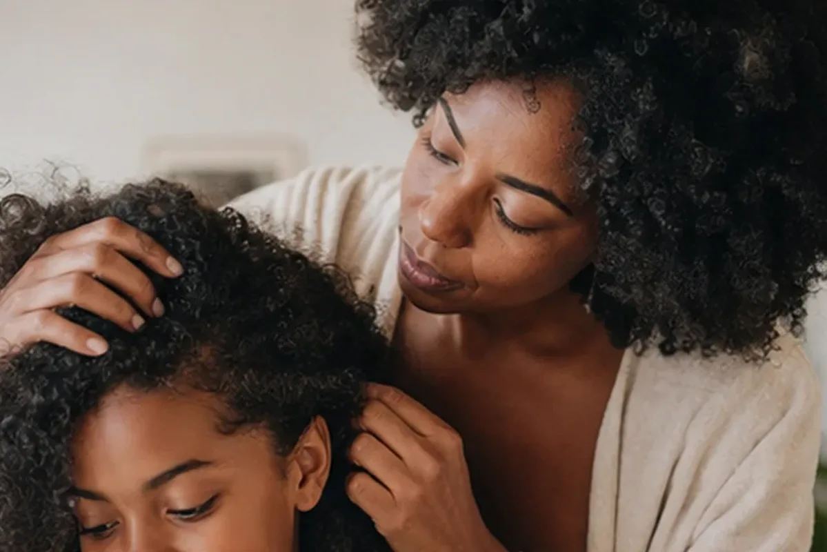 Authentischer Wohlfühlmoment passend zum Beauty-Thema Silbershampoo für lockiges Haar