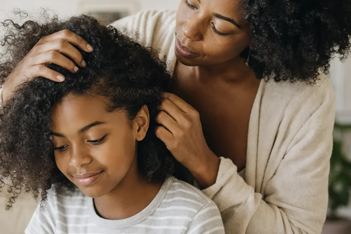 Authentischer Wohlfühlmoment passend zum Beauty-Thema Kopfhautserum bei Frizz