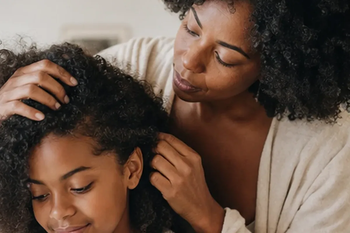 Authentische Beauty-Routine passend zum Thema Kopfhautserum für lockiges Haar