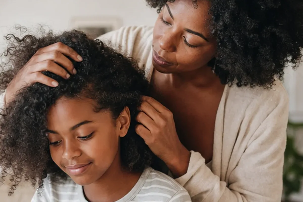 Authentische Beauty-Routine passend zum Thema Tiefenreinigungsshampoo für feines Haar