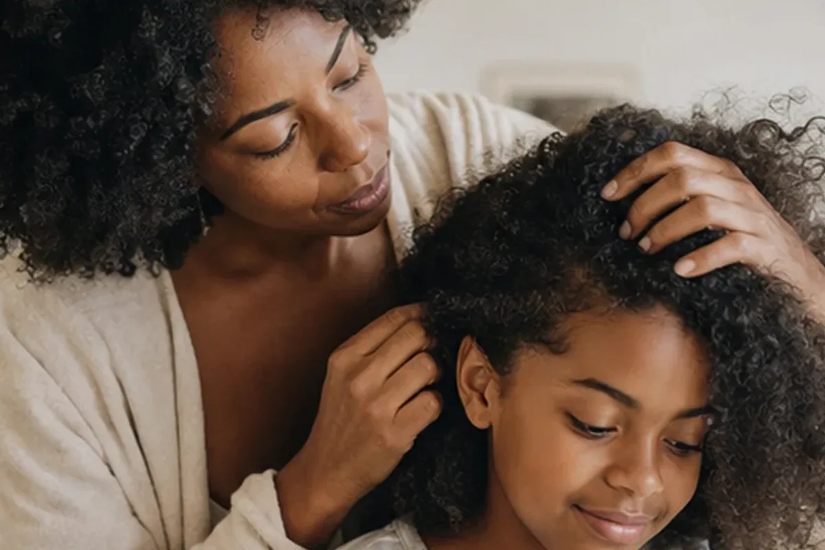 Authentischer Wohlfühlmoment passend zum Beauty-Thema Anti-Frizz-Pflege für trockenes Haar