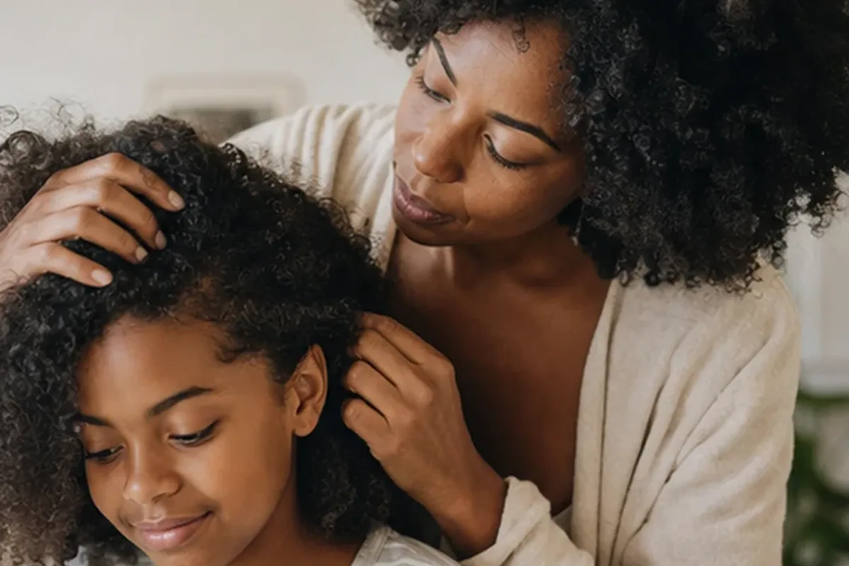 Hochwertige Beauty-Inszenierung zu Auswahlkriterien für Anti-Frizz-Pflege für trockenes Haar