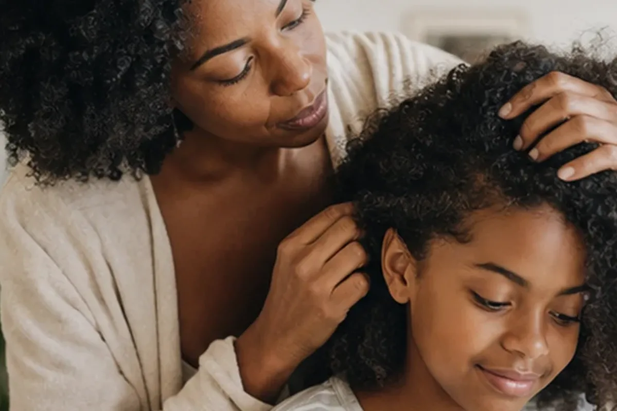 Redaktioneller Beauty-Moment zur Ausgangslage bei Lockengel bei Frizz