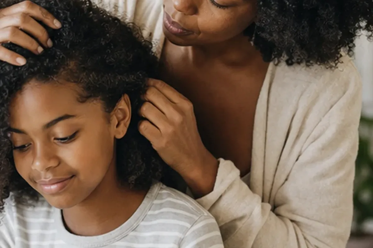 Authentischer Wohlfühlmoment passend zum Beauty-Thema Haartrockner für trockenes Haar