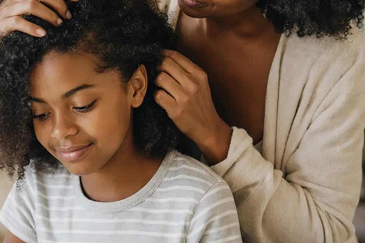 Emotionaler und authentischer Anwendungsmoment rund um Conditioner für trockenes Haar