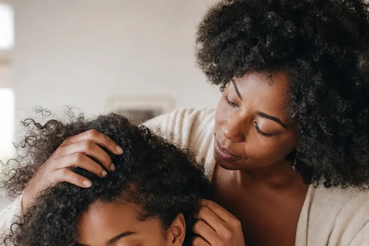 Emotionaler und authentischer Anwendungsmoment rund um Tiefenreinigungsshampoo bei Frizz