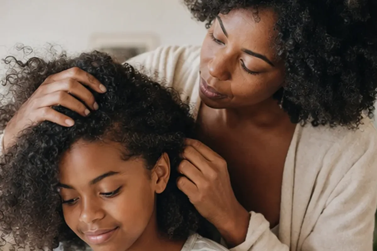 Redaktioneller Beauty-Moment zur Ausgangslage bei Trockenshampoo bei fettigem Ansatz