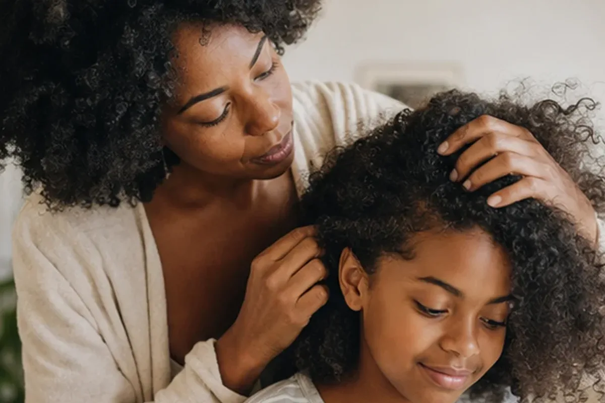 Hochwertige Beauty-Inszenierung zu Auswahlkriterien für Haarbürste für empfindliche Kopfhaut