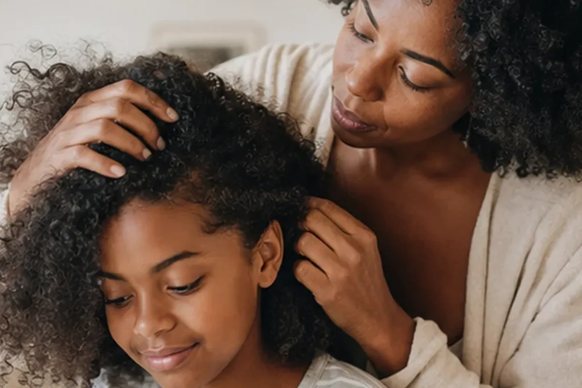 Authentischer Wohlfühlmoment passend zum Beauty-Thema Conditioner für empfindliche Kopfhaut