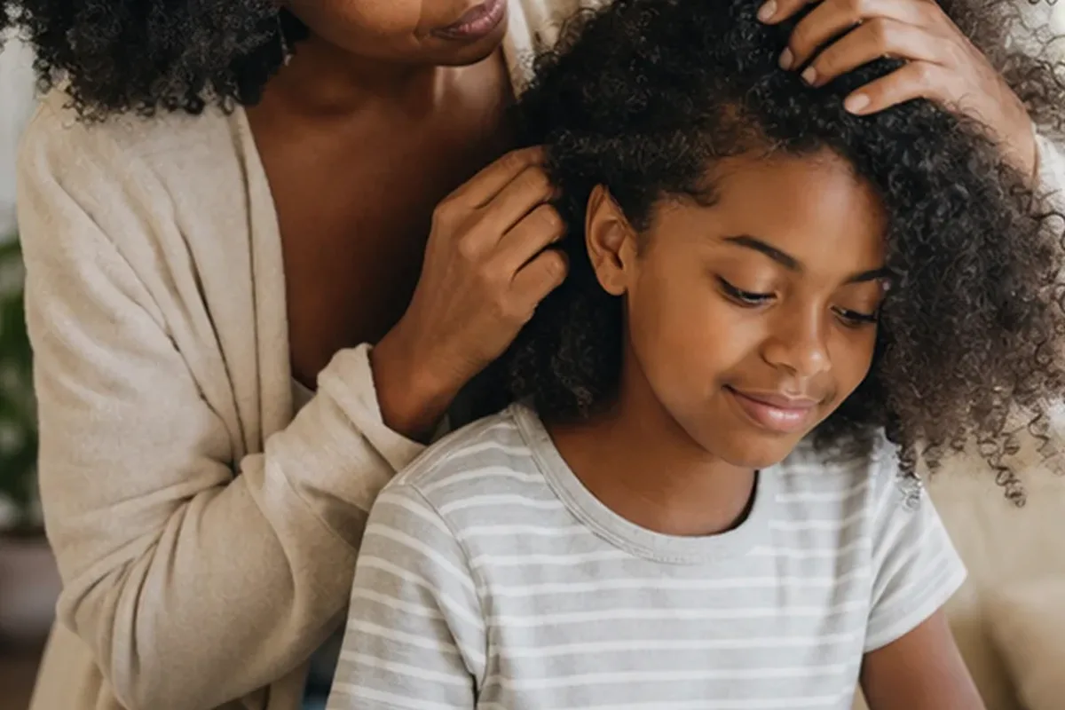 Emotionaler und authentischer Anwendungsmoment rund um Silbershampoo für empfindliche Kopfhaut