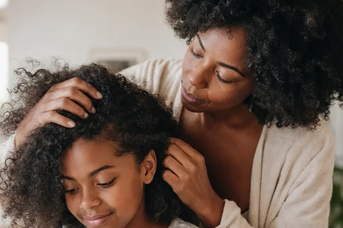 Authentischer Wohlfühlmoment passend zum Beauty-Thema Haaröl für strapaziertes Haar