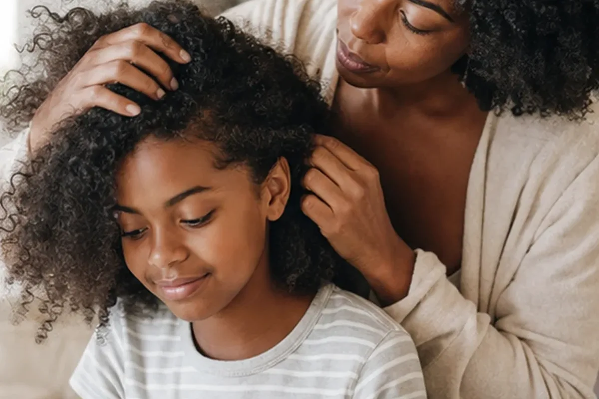 Emotionaler und authentischer Anwendungsmoment rund um Haaröl bei Frizz
