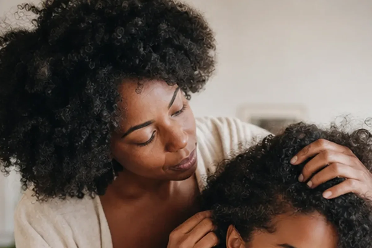 Hochwertige Beauty-Inszenierung zu Auswahlkriterien für Haaröl für empfindliche Kopfhaut