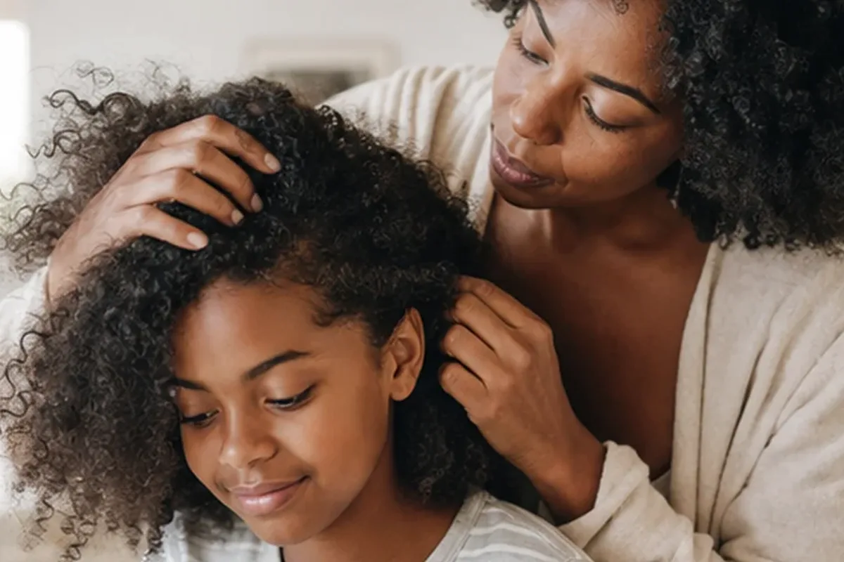 Authentische Beauty-Routine passend zum Thema Anti-Frizz-Pflege für lockiges Haar