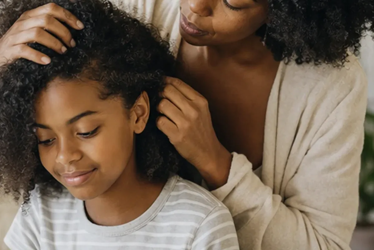 Redaktioneller Beauty-Moment zur Ausgangslage bei Anti-Frizz-Pflege bei Frizz