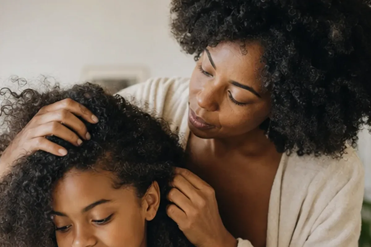 Redaktioneller Beauty-Moment zur Ausgangslage bei Silbershampoo für strapaziertes Haar
