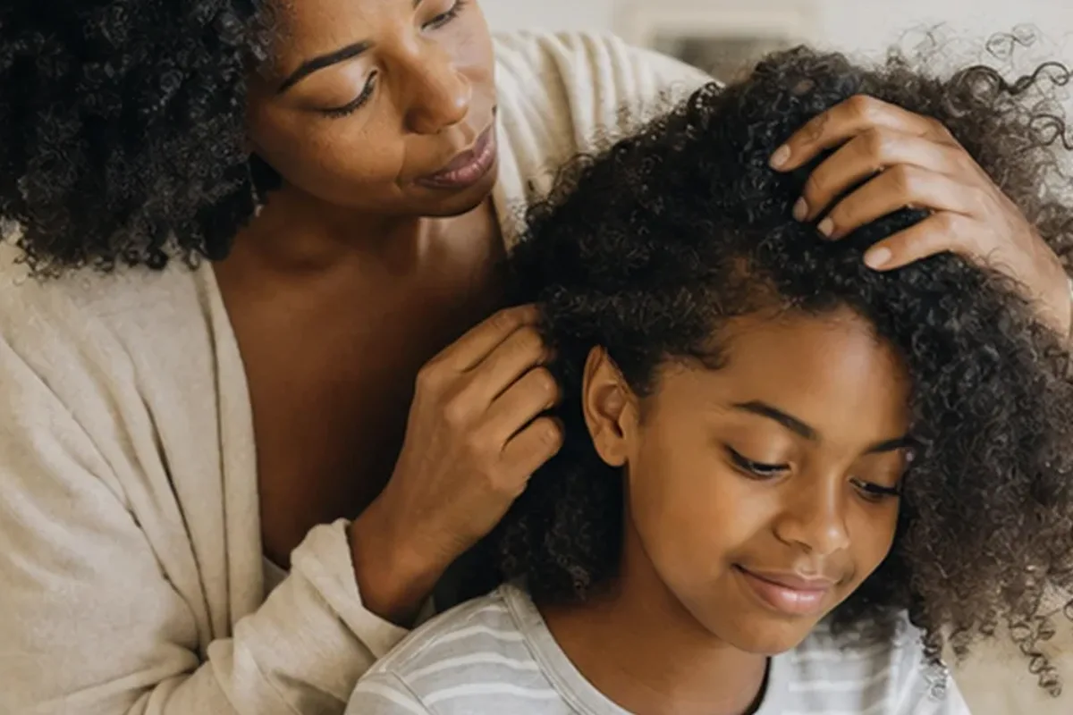 Hochwertige Beauty-Inszenierung zu Auswahlkriterien für Tiefenreinigungsshampoo bei Frizz
