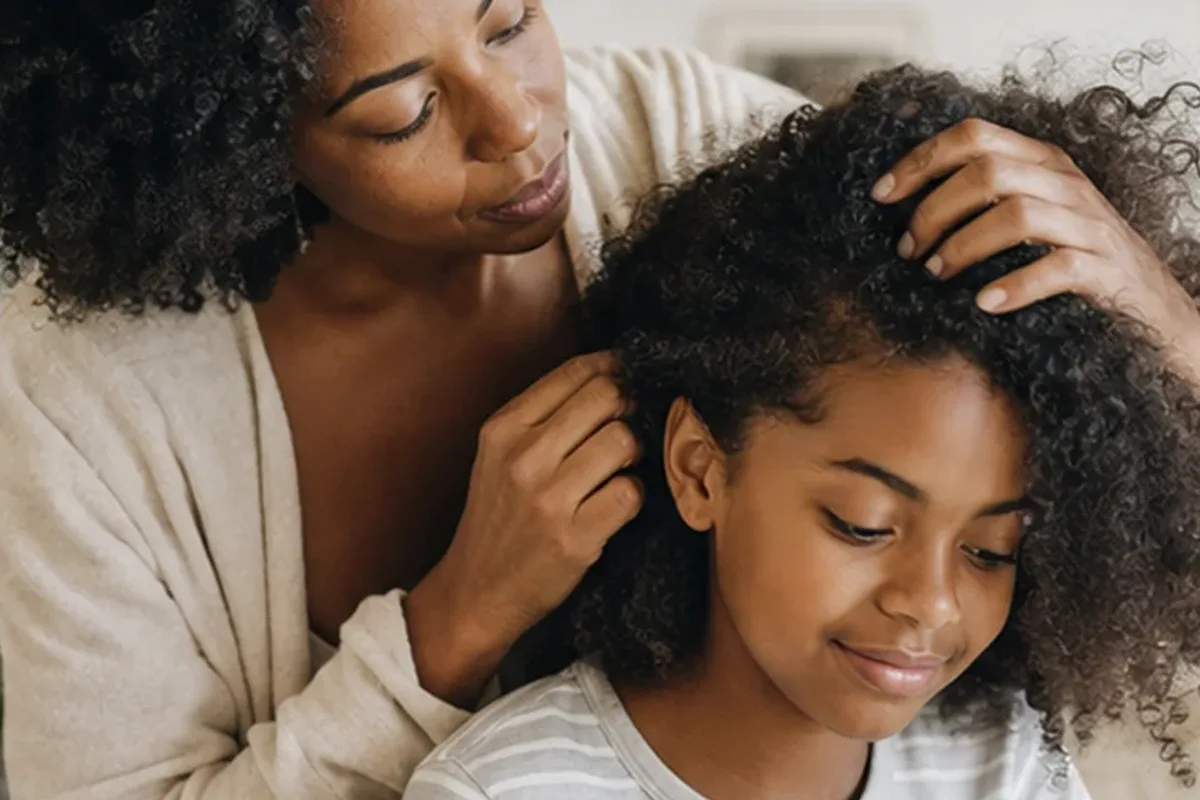 Authentischer Wohlfühlmoment passend zum Beauty-Thema Trockenshampoo für feines Haar