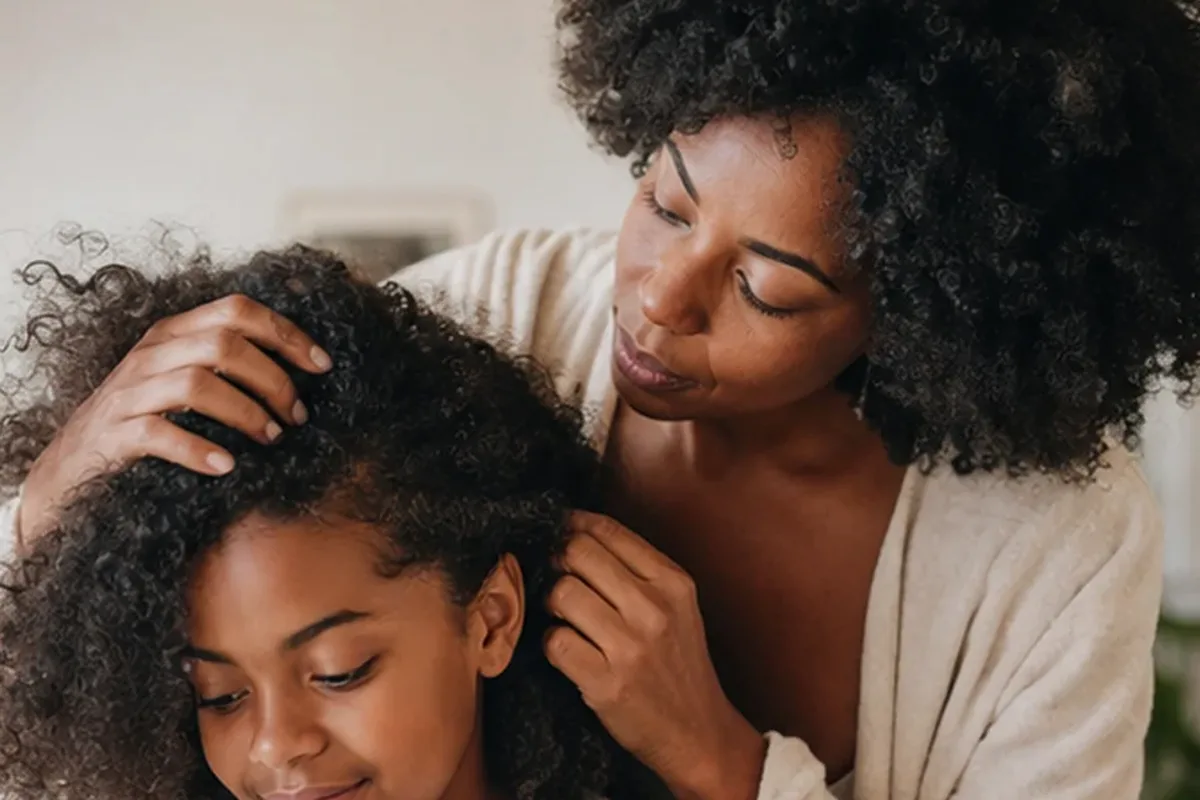 Hochwertige Beauty-Inszenierung zu Auswahlkriterien für Haarbürste bei fettigem Ansatz