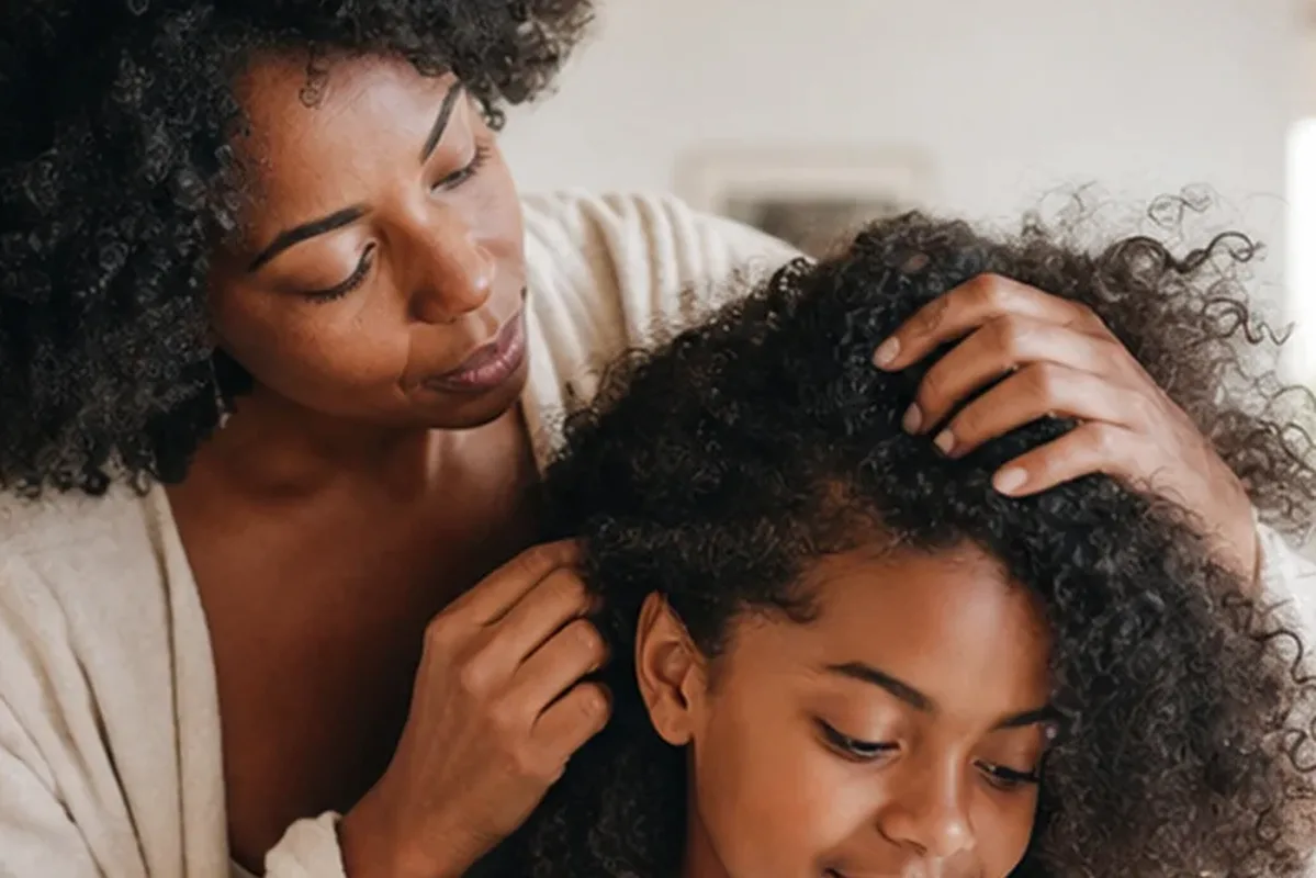 Authentischer Wohlfühlmoment passend zum Beauty-Thema Kopfhautserum für feines Haar
