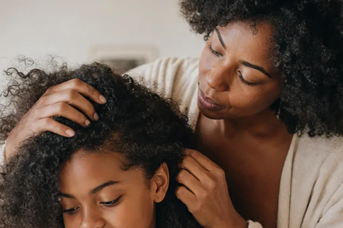 Authentischer Wohlfühlmoment passend zum Beauty-Thema Mildes Shampoo für trockenes Haar