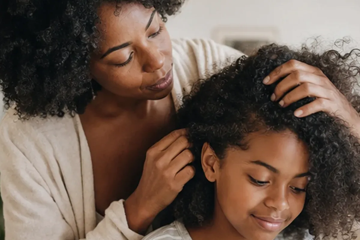 Redaktionelle Detailaufnahme zur Orientierung bei Tiefenreinigungsshampoo bei Frizz
