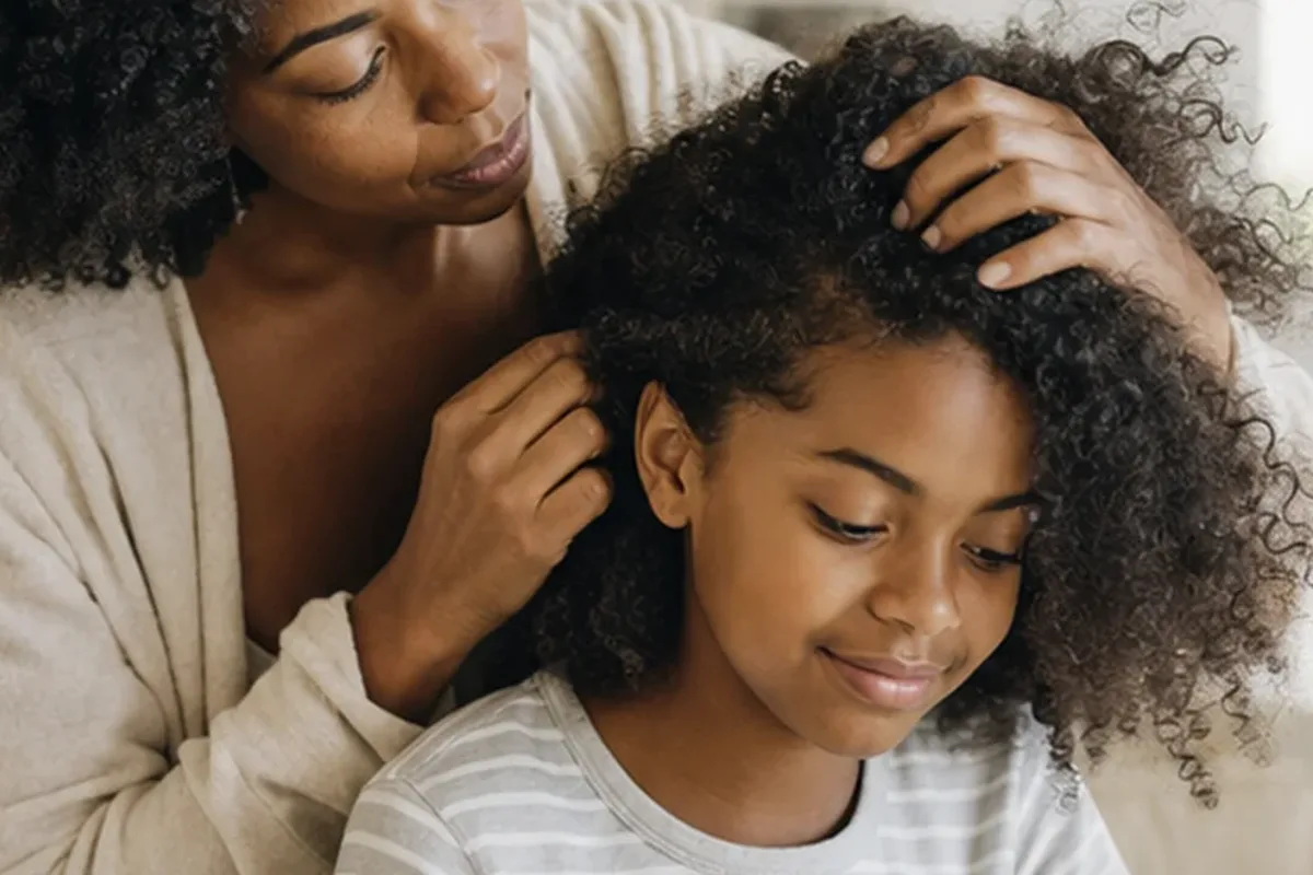 Emotionaler und authentischer Anwendungsmoment rund um Trockenshampoo für empfindliche Kopfhaut