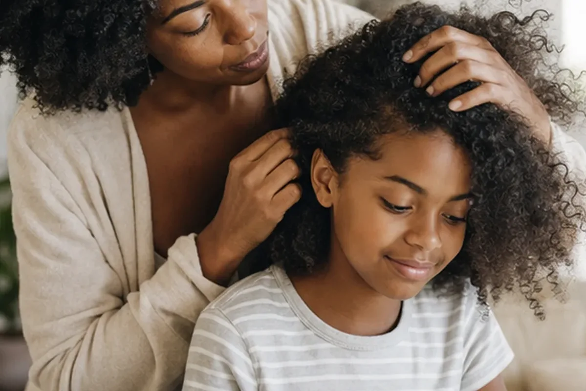 Authentischer Wohlfühlmoment passend zum Beauty-Thema Volumenspray für lockiges Haar
