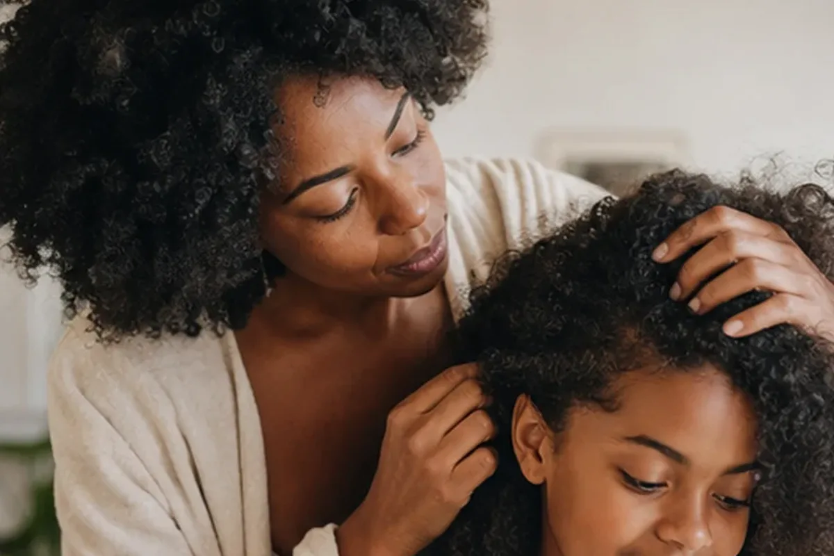 Emotionaler und authentischer Anwendungsmoment rund um Mildes Shampoo bei Haarbruch