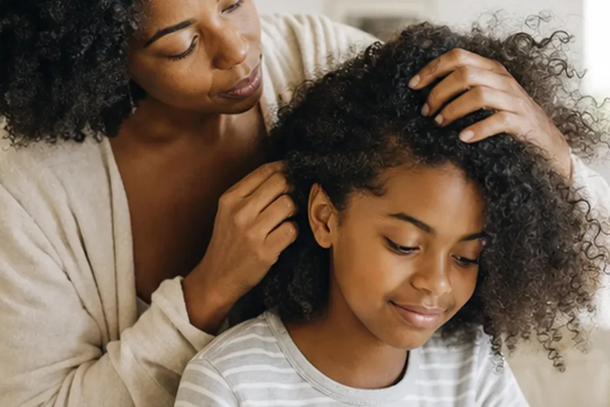 Hochwertige Beauty-Inszenierung zu Auswahlkriterien für Silbershampoo bei Frizz