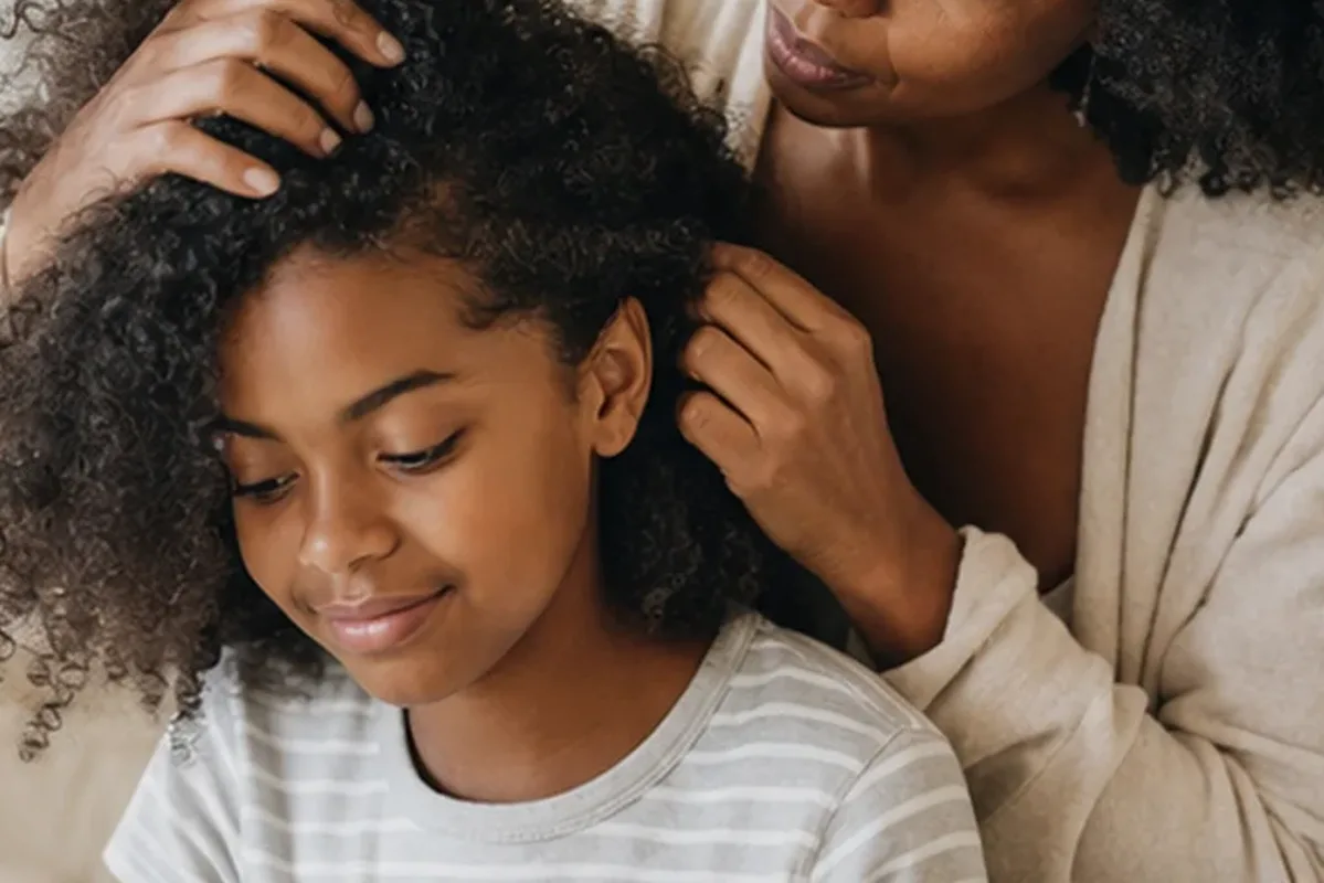 Authentischer Wohlfühlmoment passend zum Beauty-Thema Silbershampoo für lockiges Haar